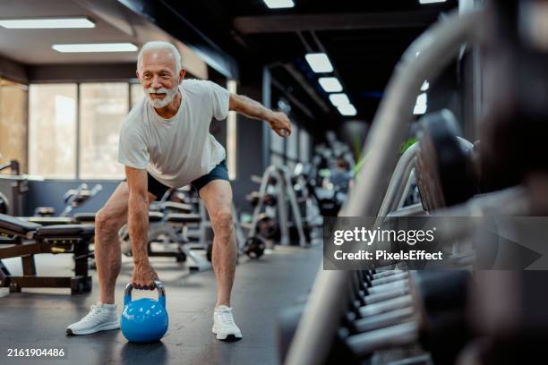 il kettlebell è il mio attrezzo preferito - sollevamento pesi foto e immagini stock