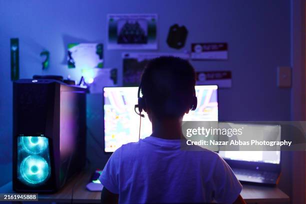 boy using ai to generate something or help solve work problems. - videospel stockfoto's en -beelden