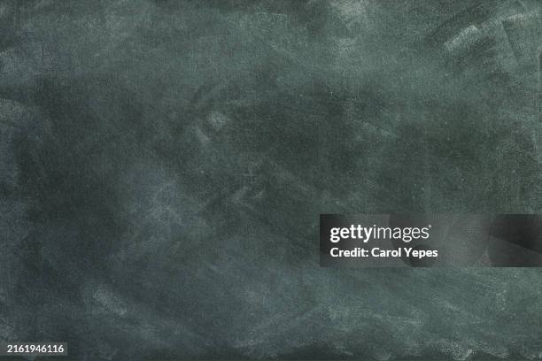 green chalkboard background - mot photos et images de collection