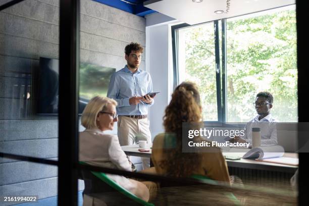 die junge führungskraft vertritt die teamziele und visionen im büro - projektmanagement stock-fotos und bilder