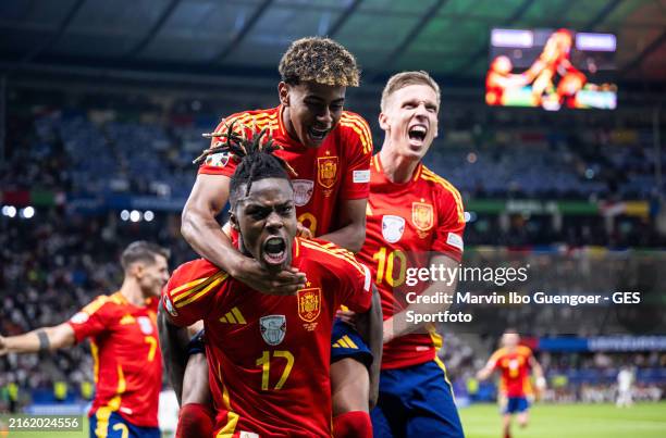 Nico Williams of Spain celebrates after scoring his team's first goal with Lamine Yamal during the UEFA EURO 2024 final match between Spain and...