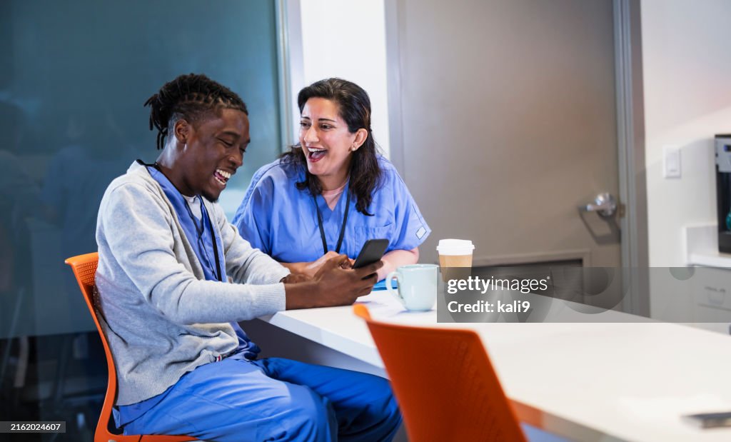 Profissionais de saúde em uma pausa para café, rindo