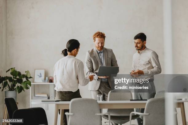 geschäftstreffen für gruppen in hellen beigen büroräumen - beige stock-fotos und bilder