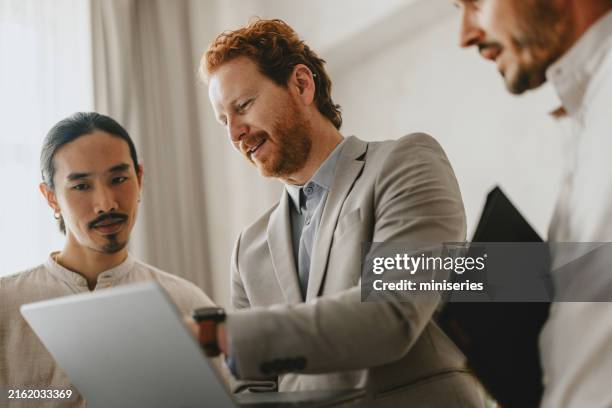 zusammenarbeit des business-teams in einer hellen büroumgebung - beiger anzug stock-fotos und bilder