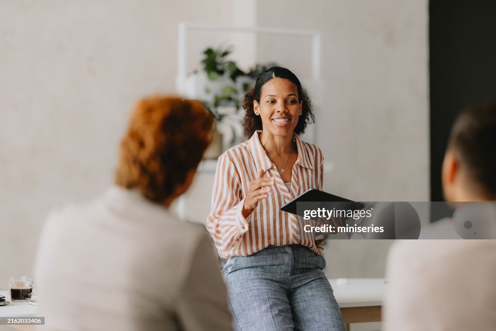 Geschäftstreffen in der Gruppe im hellbeigen Büro