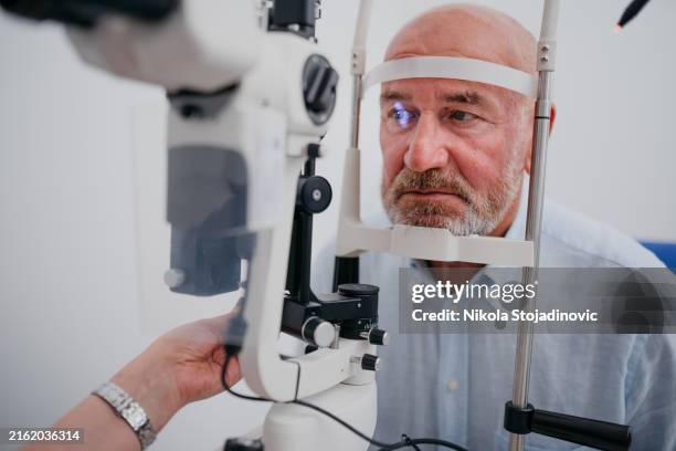 sieh mich an sie - augentropfen stock-fotos und bilder