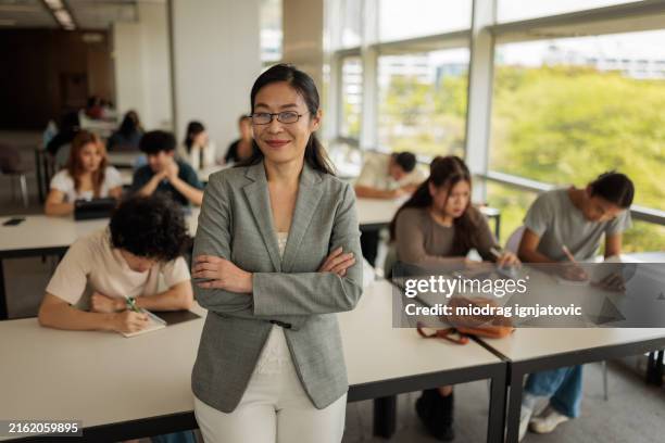 charming female professor - professor da faculdade imagens e fotografias de stock