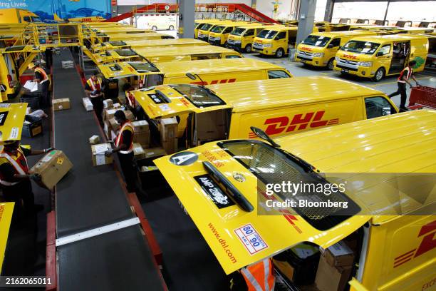 Dhl Sort 1,749 Dhl Express Stock Photos, High-Res Pictures, and Images - Getty ...
