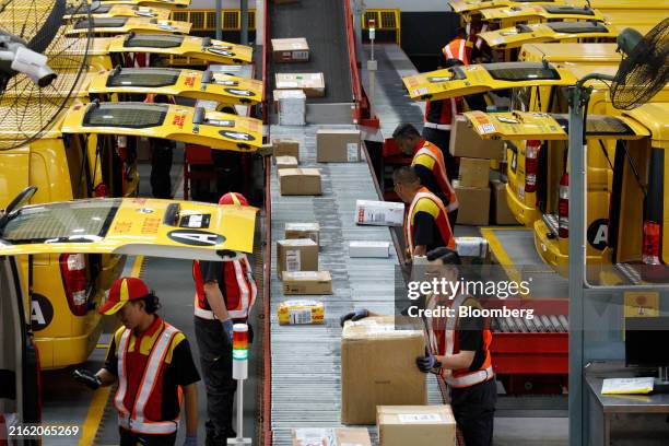 Dhl Sort 465 Dhl Express Asia Pacific Stock Photos, High-Res Pictures, and ...