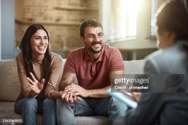 coppia felice che ha una sessione di consulenza con il terapeuta. - psicoterapeuta foto e immagini stock