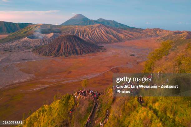turistas viendo el amanecer en el monte bromo - parque nacional de bromo tengger semeru fotografías e imágenes de stock