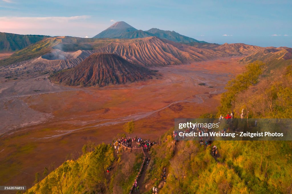 ブロモ山で日の出を眺める観光客
