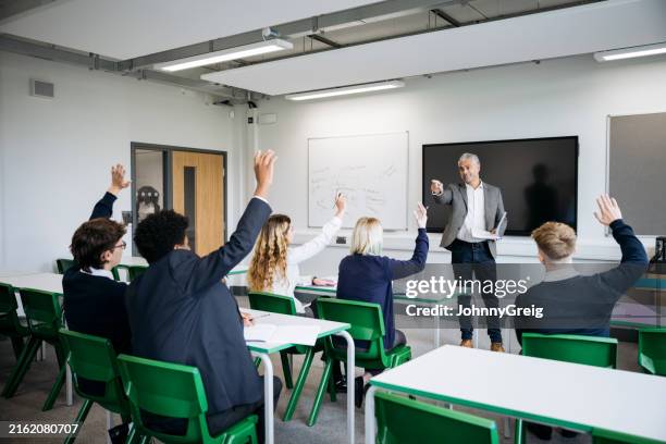 class participation in london secondary school - voortgezet onderwijs gebouw stockfoto's en -beelden