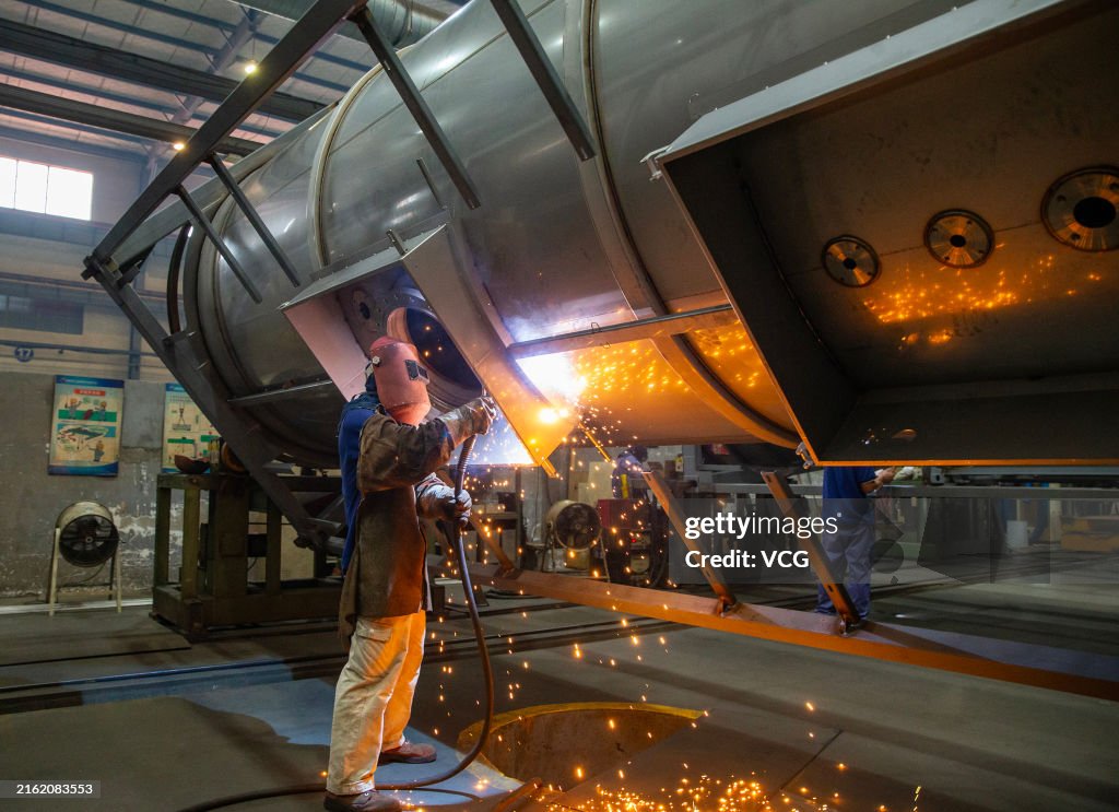 Workers Busy With Specialized Tank Container Orders In Nantong