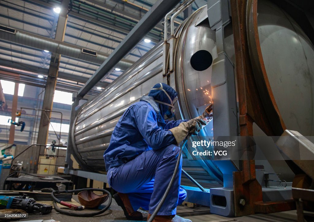 Workers Busy With Specialized Tank Container Orders In Nantong