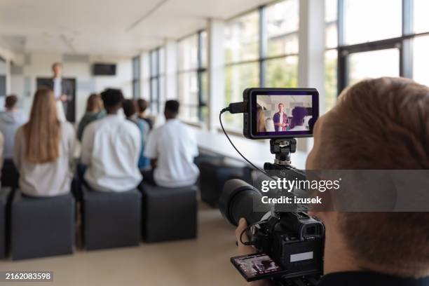 registrazione video conferenza con operatore - cameraman foto e immagini stock