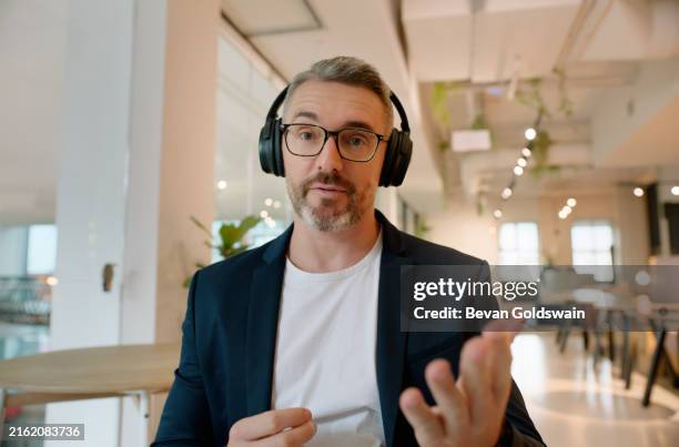 negocios, hombre y retrato en videollamada con networking para seminario virtual o conferencia en línea en la oficina. comunicación, empleado y cara a cara con auriculares para webinar, chat digital y debate - webcam fotografías e imágenes de stock
