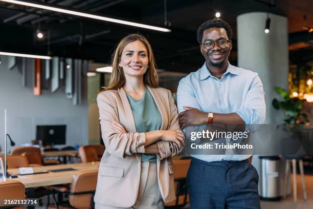 business people in the office. - côte à côte photos et images de collection