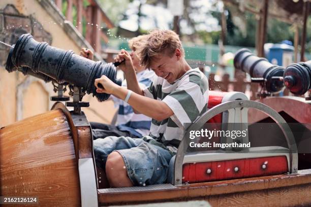 adolescentes que se divierten en el parque de atracciones - parque de atracciones fotografías e imágenes de stock