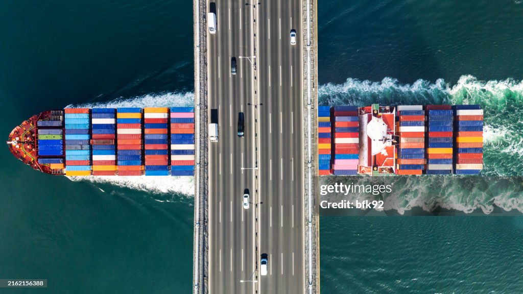 Vue aérienne d’un cargo passant sous le pont. Cargo sous le pont.