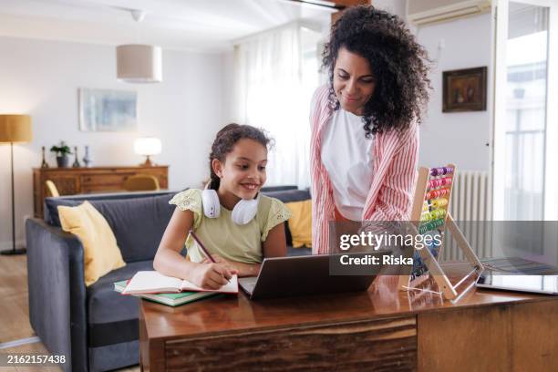 mother and daughter homeschooling - instruction à domicile photos et images de collection
