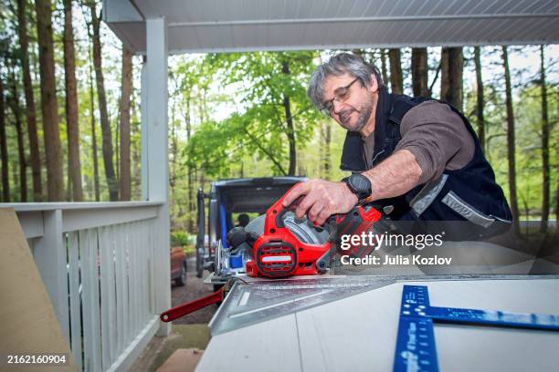 Man Using Saw 7,527 Man Using Circular Saw Stock Photos, High-Res Pictures, and ...