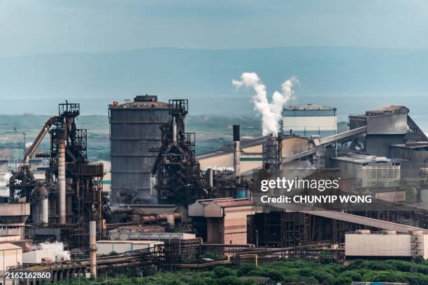 luftaufnahme der stahlwerksindustrie in port talbot, großbritannien - hochofen stock-fotos und bilder