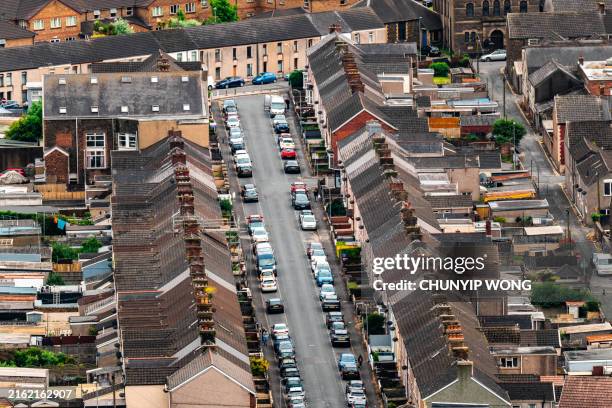 residential estate, houses in port talbot, wales, uk - twee onder één kap huis stockfoto's en -beelden