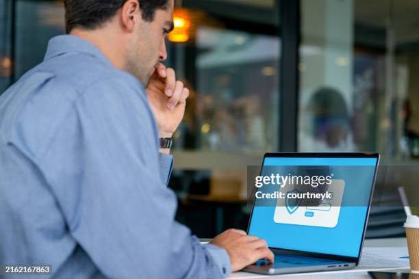 geschäftsmann bei der anmeldung über eine sichere webseite. - passwort stock-fotos und bilder