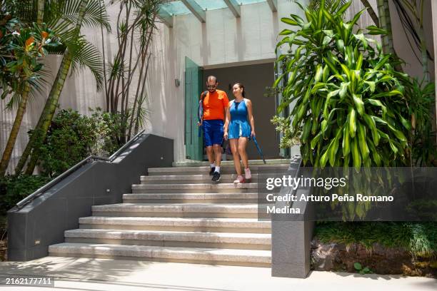 couple arrivant au club de sport - country club photos et images de collection