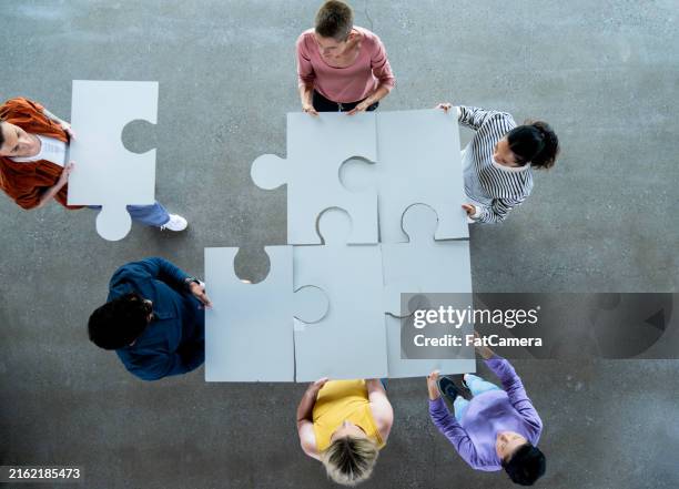 travail d'équipe ! - pièce de puzzle photos et images de collection