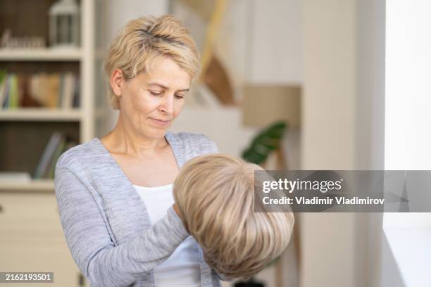 una mujer sostiene una peluca. concepto ganador del cáncer - peluca fotografías e imágenes de stock