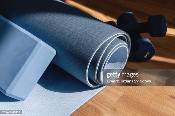 yoga or pilates mat on the floor - tapis de sol photos et images de collection