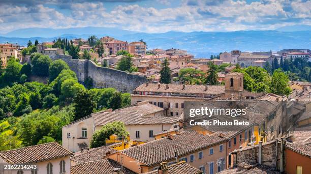 uno splendido paesaggio urbano del cuore storico della città etrusca e medievale di perugia in umbria - perugia foto e immagini stock