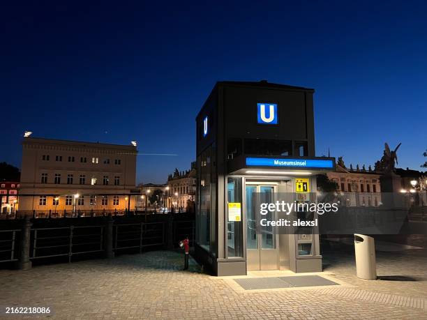 Obbn 19 Museumsinsel (Berlin U Bahn) Stock Photos, High-Res Pictures, and ...