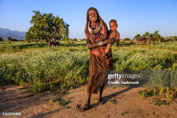 woman from erbore tribe with her son, ethiopia, africa - ostafrika stock-fotos und bilder