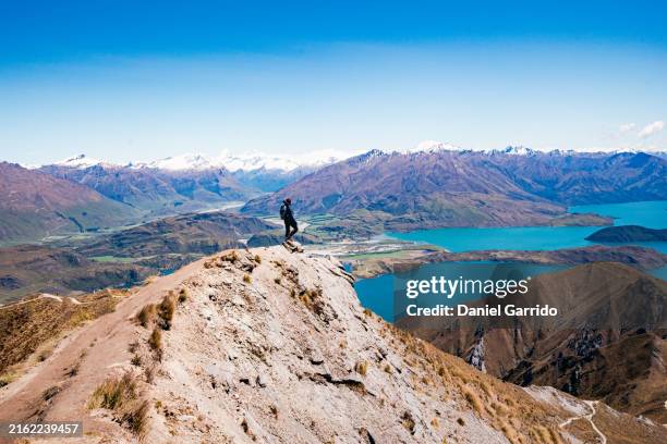 backpacker looking for the best views of wanaka lake in new zealand. - wonderlust imagens e fotografias de stock