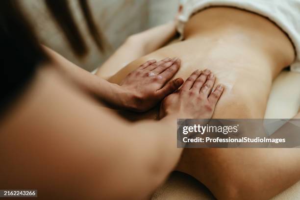 retour à l’équilibre - masser photos et images de collection