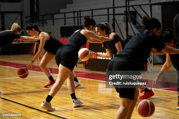jugadoras profesionales de baloncesto entrenando en pista cubierta - ejercicio de entrenamiento deportivo fotografías e imágenes de stock