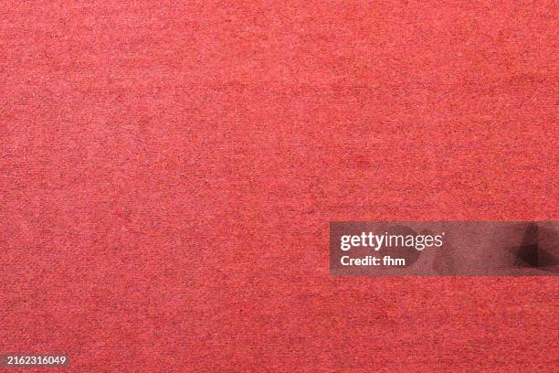 red carpet - textured background - moquette photos et images de collection