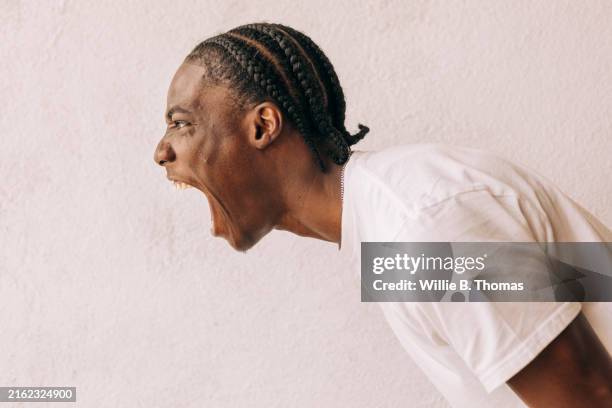 side profile yell - chillar fotografías e imágenes de stock