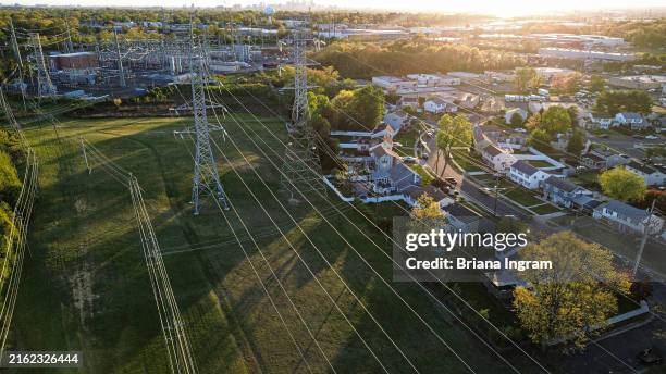 aerial drone view of electrical wires in neighborhood - rede elétrica imagens e fotografias de stock
