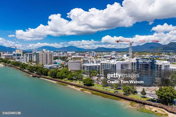 cairns city skyline with construction crane building hotel and coastal views - cairns australia fotografías e imágenes de stock