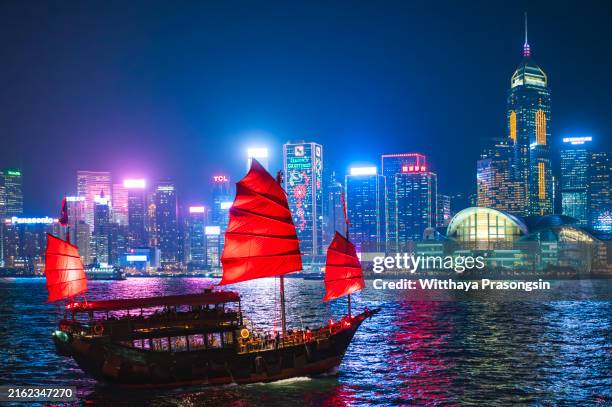boat in hong kong victoria harbour - hongkong-eiland stockfoto's en -beelden