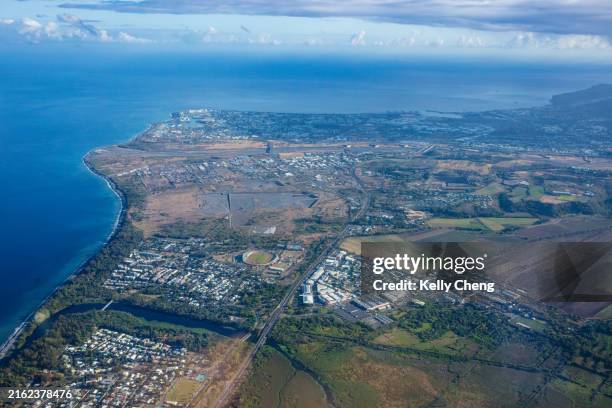 view of reunion from helicopter - flugzeugperspektive stock-fotos und bilder