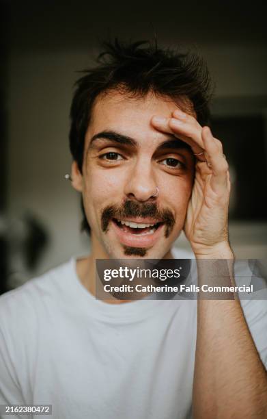 portrait of an embarrassed man - avergonzamiento fotografías e imágenes de stock