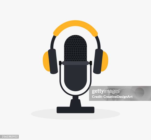 ilustraciones, imágenes clip art, dibujos animados e iconos de stock de micrófono y auriculares sobre fondo blanco. grabación de podcast, radiodifusión - micrófono