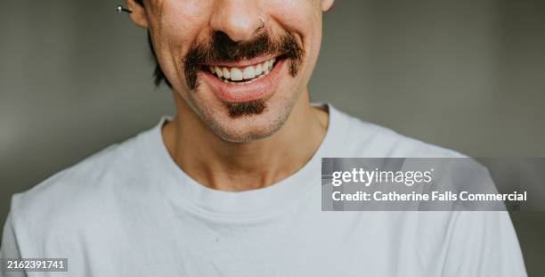 half portrait of a smiling man with very straight, white teeth - barbe de 3 jours photos et images de collection