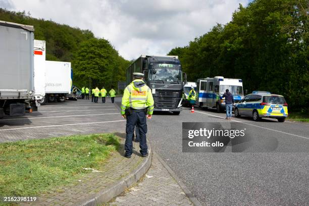 lkw-verkehrskontrolle auf der autobahn a3 - polizei und bundesamt für logistik und mobilität (balm) - straßenmarkierung stock-fotos und bilder