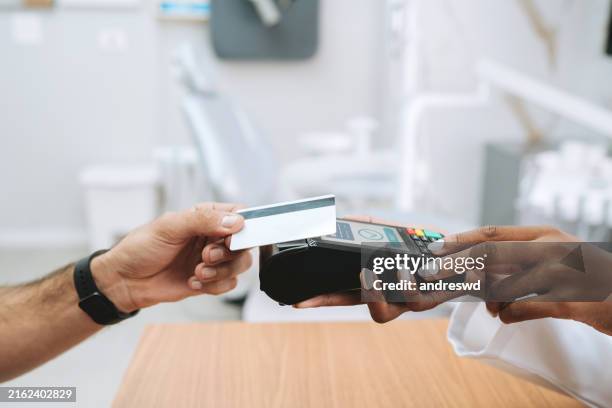 contactless credit card payment - tikken en betalen stockfoto's en -beelden